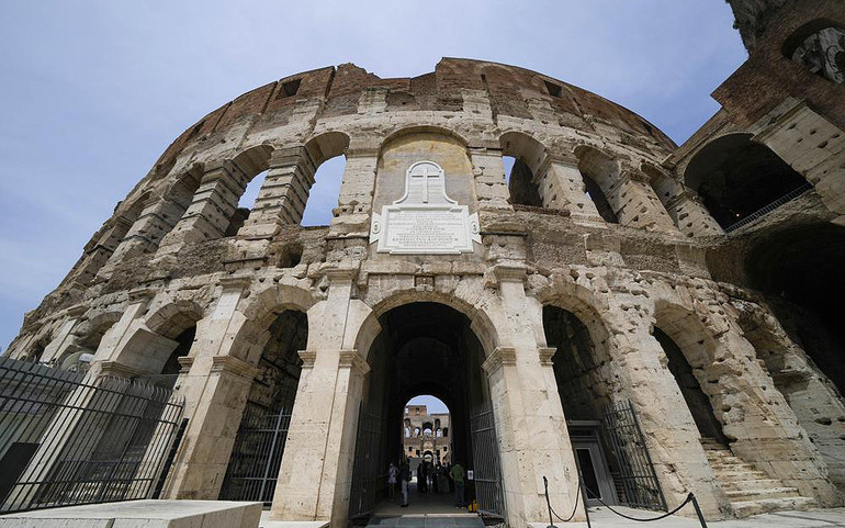 Từ ngày 25/6, du khách đã có thể tham quan phần ngầm của đấu trường cổ đại Colosseum (Ảnh: AP) Đấu trường Colosseum mở cửa phần ngầm đón du khách thăm quan -0