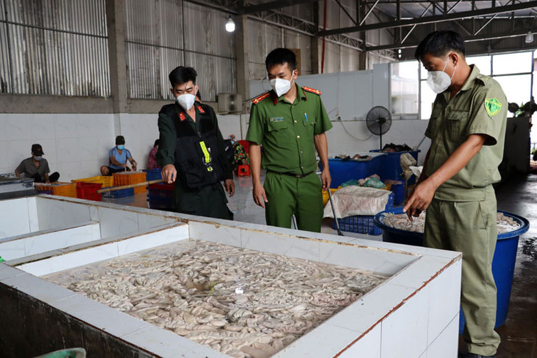 Phát hiện hơn 10 tấn nội tạng lợn không rõ nguồn gốc tại công ty thực phẩm -0