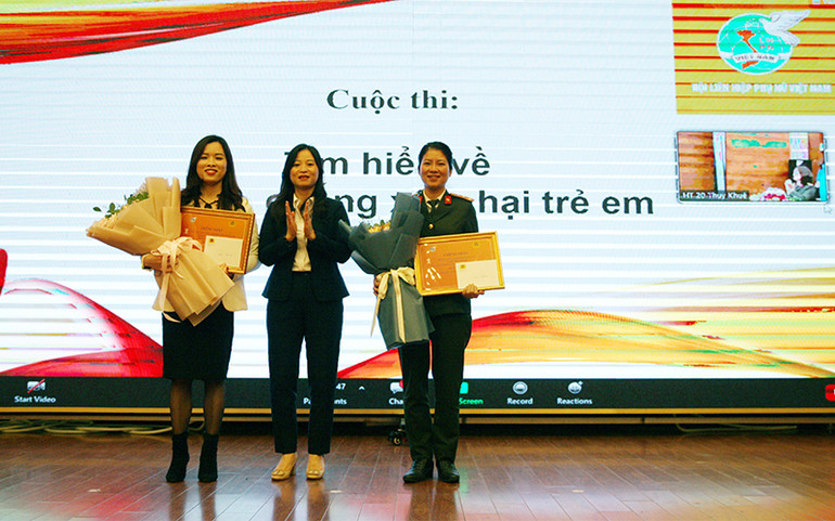 Bà Đặng Hương Giang, Phó Ban Tuyên giáo, Hội Liên hiệp phụ nữ Việt Nam, trao giải Ba cho các tác giả. Kết quả tổ chức Cuộc thi trắc nghiệm trực tuyến “Tìm hiểu về phòng, chống xâm hại trẻ em” -0