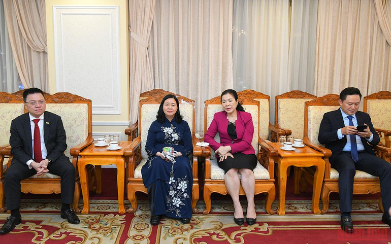 Chương trình nghệ thuật đặc biệt “Chung một dòng sông” ảnh 17 19 giờ 55 phút: Các vị lãnh đạo đến dự chương trình nghệ thuật “Chung một dòng sông” -0