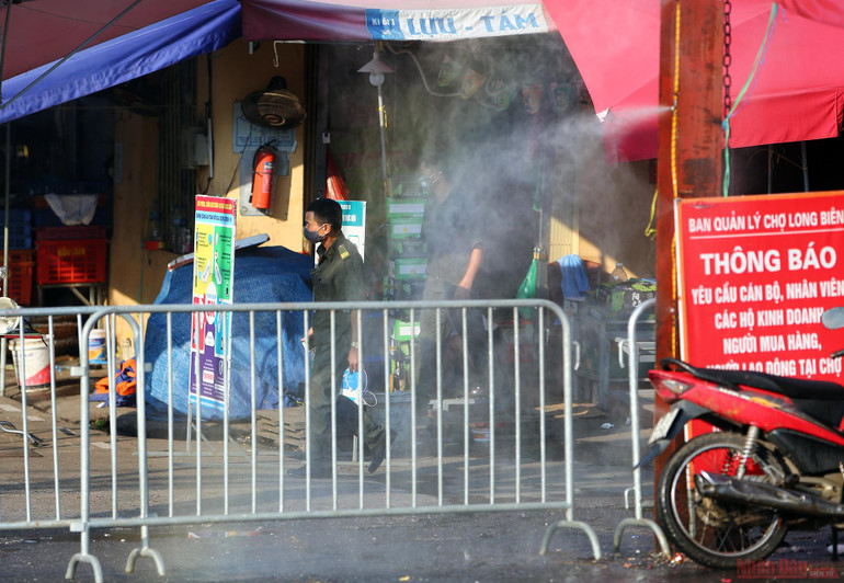 Phong tỏa toàn bộ chợ Long Biên sau khi phát hiện thêm ca F0 -0