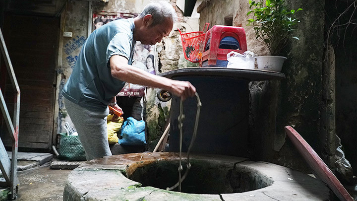 Giếng cổ ở ngõ 15, phố Phủ Doãn. Mắt trong hồn phố -0
