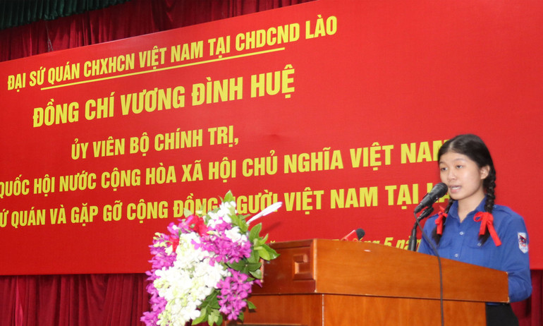 Em Thatsani Phomasy, học sinh lớp 11A Trường song ngữ Lào-Việt Nam Nguyễn Du phát biểu. Chủ tịch Quốc hội Vương Đình Huệ gặp mặt cộng đồng người Việt Nam tại Lào -0