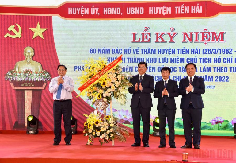 Thủ tướng Phạm Minh Chính tặng hoa chúc mừng đảng bộ, chính quyền và nhân dân huyện Tiền Hải. Thủ tướng Phạm Minh Chính thăm và làm việc tại Thái Bình -4