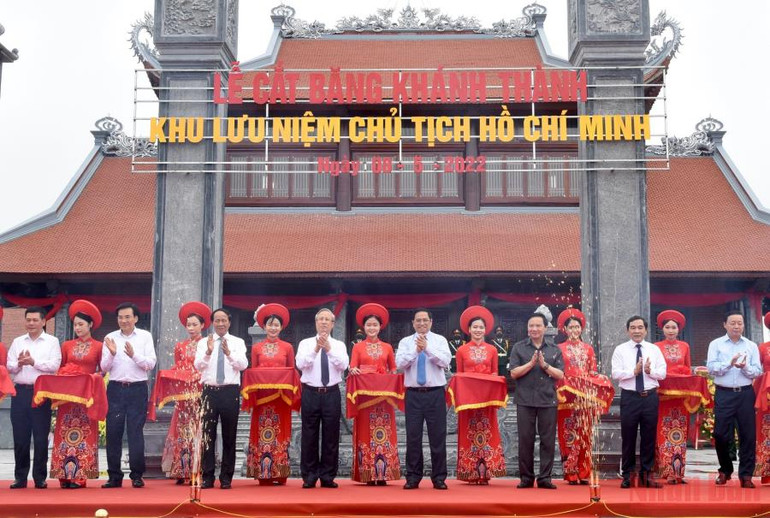 Thủ tướng Phạm Minh Chính và các đại biểu cắt băng khánh thành Khu lưu niệm Chủ tịch Hồ Chí Minh. Thủ tướng Phạm Minh Chính thăm và làm việc tại Thái Bình -0