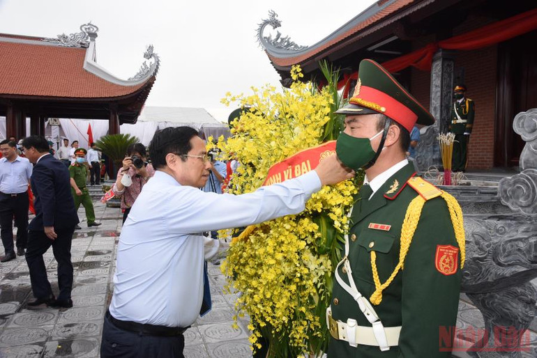 Thủ tướng Phạm Minh Chính và đoàn công tác dâng hương tưởng niệm Chủ tịch Hồ Chí Minh. Thủ tướng Phạm Minh Chính thăm và làm việc tại Thái Bình -1