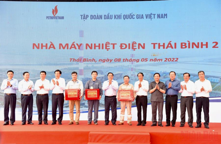 Thủ tướng Phạm Minh Chính tặng quà cho cán bộ, kĩ sư, công nhân Nhà máy Nhiệt điện Thái Bình 2. Thủ tướng Phạm Minh Chính thăm và làm việc tại Thái Bình -2