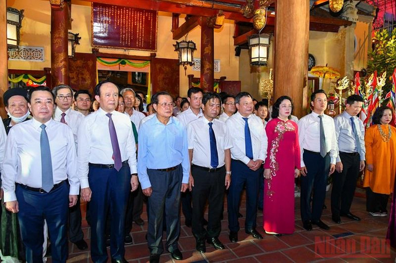 Các đại biểu thực hiện nghi thức dâng hương tại đền Bạch Mã. (Ảnh: THỦY NGUYÊN) Quận Hoàn Kiếm đón bằng công nhận Di tích quốc gia đặc biệt đền Bạch Mã -0