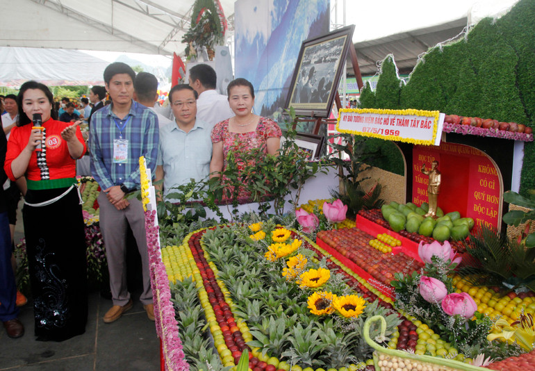 Đặc sắc cuộc thi “Tạo hình nghệ thuật” từ hoa và trái cây -0