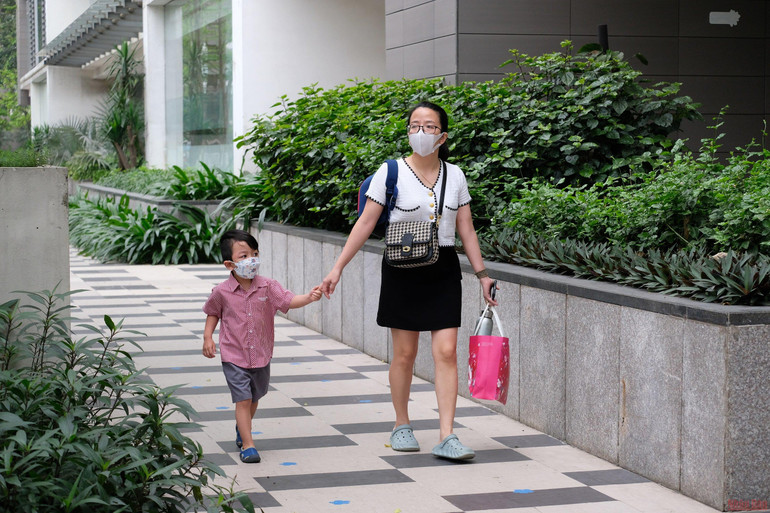 Ngày đầu trở lại trường bỡ ngỡ của gần 600.000 trẻ mầm non Hà Nội -0