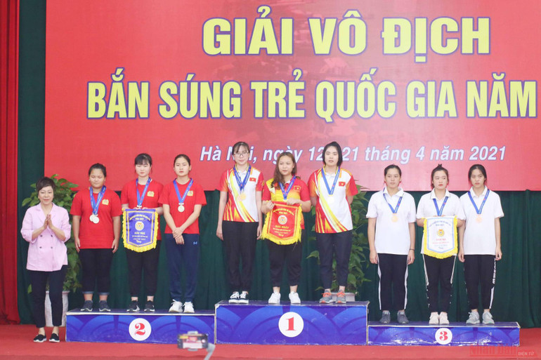 Trao thưởng cho các VĐV nữ xuất sắc. Khai mạc Giải vô địch Bắn súng trẻ quốc gia 2021 -0