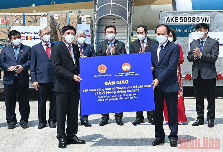 Lễ bàn giao vaccine, thiết bị, vật tư y tế và kinh phí được ủng hộ trong chuyến công tác châu Âu của Đoàn đại biểu cấp cao Quốc hội Việt Nam -0