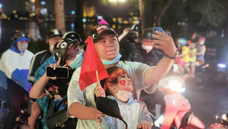 Người dân đổ ra đường ăn mừng U23 Việt Nam vô địch SEA Games 31 -4