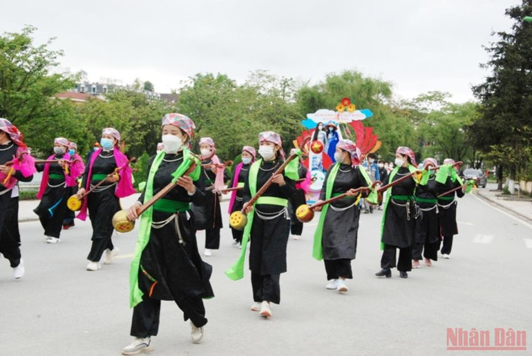 Tưng bừng canaval đường phố Sa Pa -0