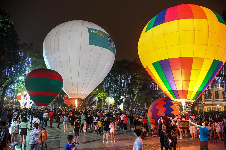 Người Hà Nội vui thích với Lễ hội khinh khí cầu -0