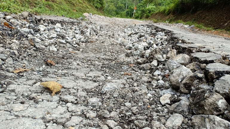 Xe quá tải “băm nát” đường giao thông -0