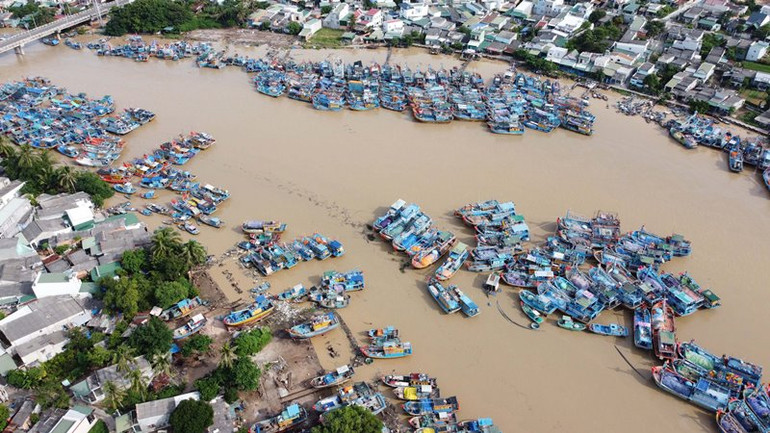 Lũ quét cuốn trôi, nhận chìm nhiều tàu cá tại thị xã La Gi, Bình Thuận -0