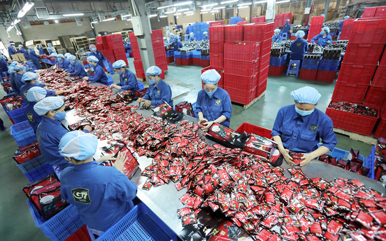 Công nhân Nhà máy cà-phê Trung Nguyên, Khu công nghiệp Quang Châu trở lại làm việc sau thời gian nghỉ phòng, chống dịch Covid-19. Tìm giải pháp thu hút, giữ chân người lao động -0