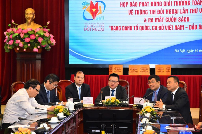 Hình ảnh: Họp báo phát động Giải thưởng toàn quốc về thông tin đối ngoại lần thứ VIII và ra mắt cuốn sách “Rạng danh Tổ quốc, Cơ đồ Việt Nam - Dấu ấn 2021” -0