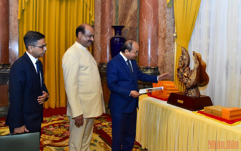 Chủ tịch nước Nguyễn Xuân Phúc tiếp Chủ tịch Hạ viện Cộng hòa Ấn Độ  -0