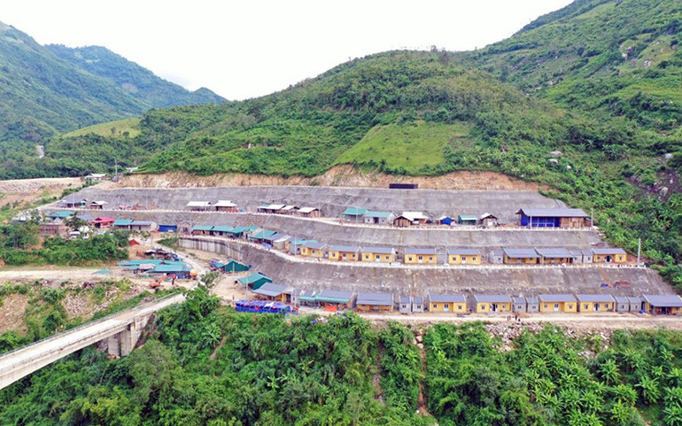 Thấp thỏm dưới chân đồi -0