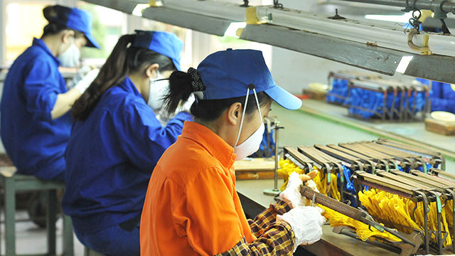 Nữ công nhân quốc phòng ảnh 4