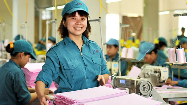 Nữ công nhân quốc phòng ảnh 2