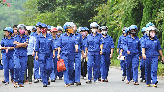 Nữ công nhân quốc phòng ảnh 3