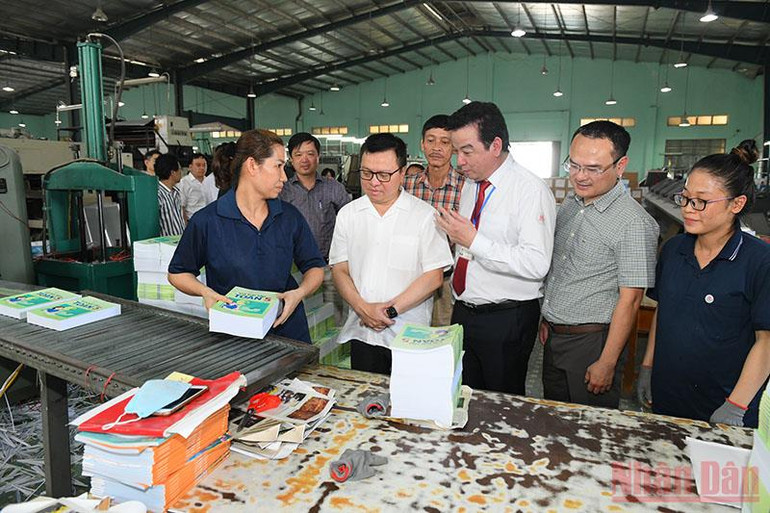 Đoàn công tác của Báo Nhân Dân thăm và làm việc tại Công ty In Nhân Dân Bình Định. Đoàn công tác Báo Nhân Dân thăm, làm việc với Hội Nhà báo tỉnh Bình Định -0
