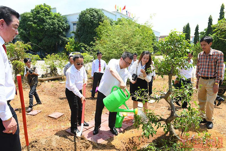 Đồng chí Lê Quốc Minh trồng cây lưu niệm tại nhà máy Công ty In Nhân Dân Bình Định. Đoàn công tác Báo Nhân Dân thăm, làm việc với Hội Nhà báo tỉnh Bình Định -0