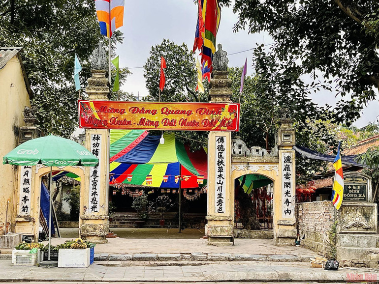 Cổng Đình Đông Xã uy nghi, tráng lệ, cũng là nơi diễn ra nhiều hoạt động tín ngưỡng của người dân khu vực. 12conglang_ThuyKHue-1646065247849.jpeg