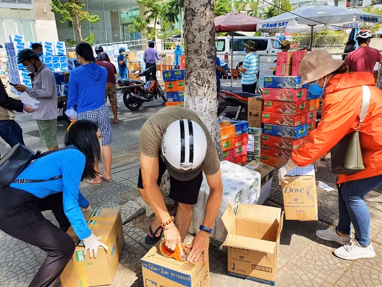 Người dân Đà Nẵng ủng hộ nhu yếu phẩm cho bác sĩ tuyến đầu -0