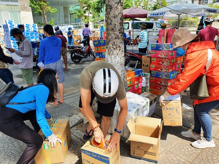 Người dân Đà Nẵng ủng hộ nhu yếu phẩm cho bác sĩ tuyến đầu -0