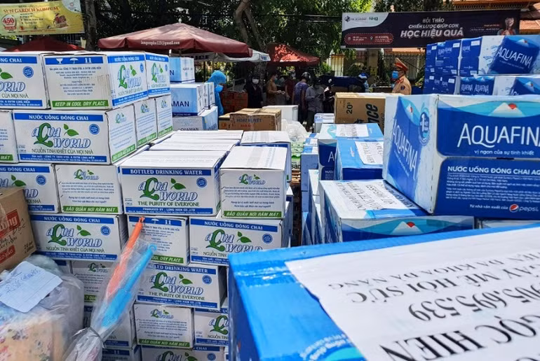 Người dân Đà Nẵng ủng hộ nhu yếu phẩm cho bác sĩ tuyến đầu -0