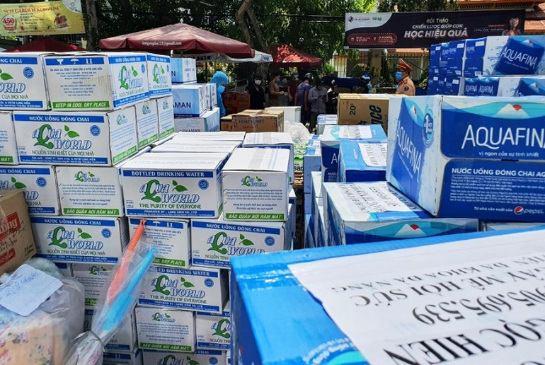 Người dân Đà Nẵng ủng hộ nhu yếu phẩm cho bác sĩ tuyến đầu -0