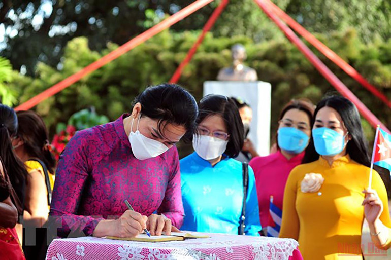 Khẳng định vai trò của phụ nữ Việt Nam và Cuba trong sự nghiệp cách mạng -0