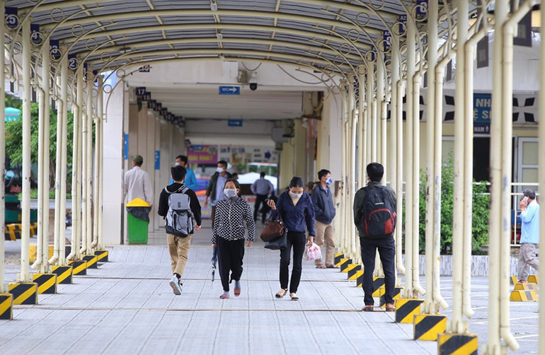 Xe khách liên tỉnh được hoạt động trở lại, bến xe Hà Nội vẫn vắng vẻ -0