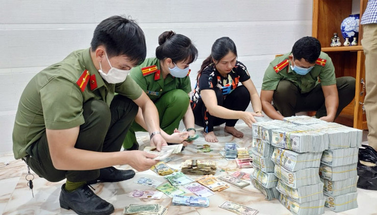 Ngoại tệ thu giữ trong lúc khám xét. Khởi tố, bắt giam 6 bị can liên quan đường dây buôn lậu -0