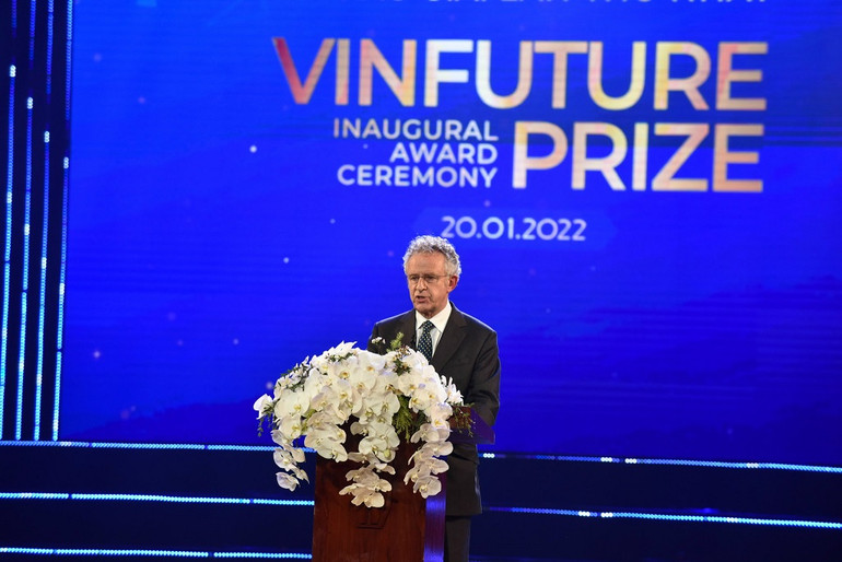 Chủ tịch Hội đồng giải thưởng VinFuture, Giáo sư Sir Richard Henry Friend phát biểu. Ảnh: TRẦN HẢI. Lễ trao giải thưởng khoa học VinFuture trị giá 3 triệu USD -0