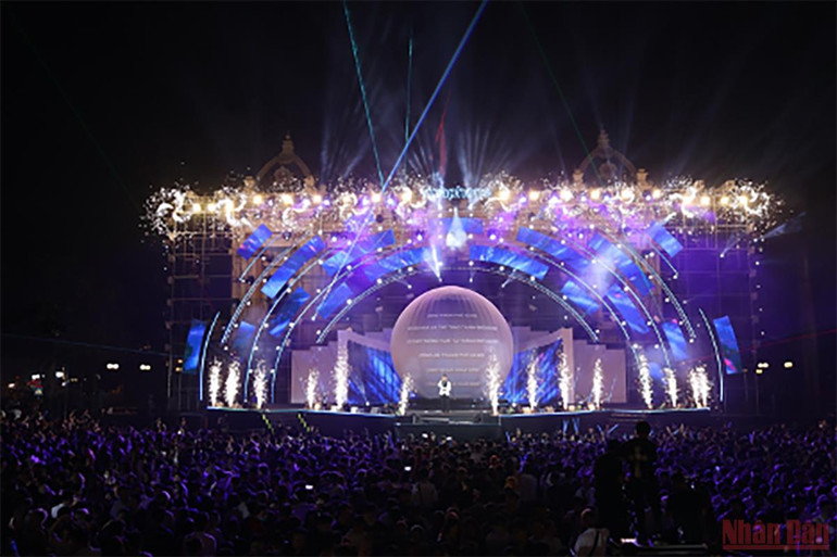Sân khấu hoành tráng với công nghệ 4D mapping hiện đại, với điểm nhấn là quả cầu mapping đường kính lên đến 10m. “Thank you Việt Nam by VinaPhone” - thoả mãn cơn khát âm nhạc sôi động của giới trẻ -0