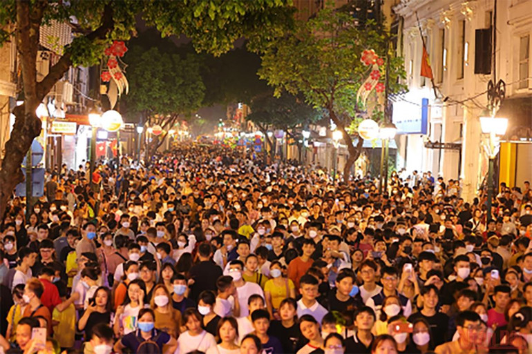 Đã lâu lắm rồi từ lúc đại dịch, người dân Thủ đô mới lại được thưởng thức bữa tiệc âm nhạc ngoài trời mãn nhãn đến vậy “Thank you Việt Nam by VinaPhone” - thoả mãn cơn khát âm nhạc sôi động của giới trẻ -0
