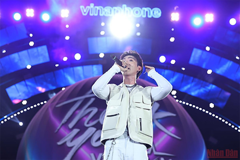 Khán giả “quẩy” cực sung với những bản remix “cực đã” của ERIK. “Thank you Việt Nam by VinaPhone” - thoả mãn cơn khát âm nhạc sôi động của giới trẻ -0