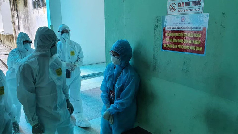 6% nhân viên y tế mắc Covid-19, lo ngại thiếu cán bộ y tế tuyến đầu -0