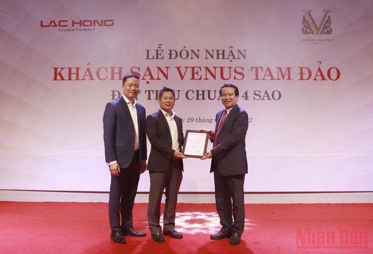 Lãnh đạo Tổng cục Du lịch trao Quyết định công nhận khách sạn 4 sao cho khách sạn Venus Tam Đảo. Công bố quyết định công nhận khu du lịch quốc gia Tam Đảo -0
