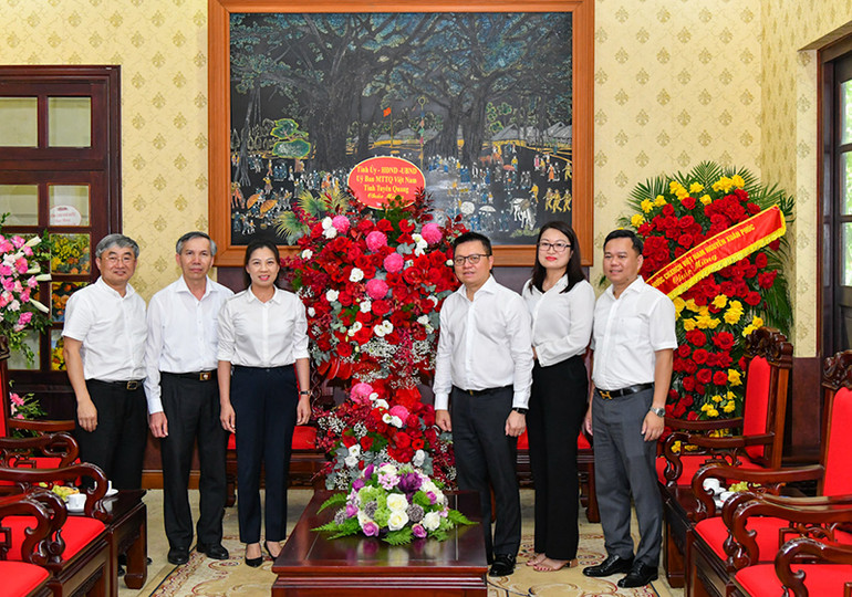 Đồng chí Lê Quốc Minh, Ủy viên Trung ương Đảng, Tổng Biên tập Báo Nhân Dân, Phó Trưởng Ban Tuyên giáo Trung ương, Chủ tịch Hội Nhà báo Việt Nam, tiếp đoàn đại biểu Tỉnh ủy, Hội đồng nhân dân, Ủy ban nhân dân, Ủy ban Mặt trận Tổ quốc Việt Nam tỉnh Tuyên Quang. (Ảnh: THỦY NGUYÊN) Các bộ, ngành, cơ quan, đơn vị chúc mừng Báo Nhân Dân nhân ngày 21/6 -0