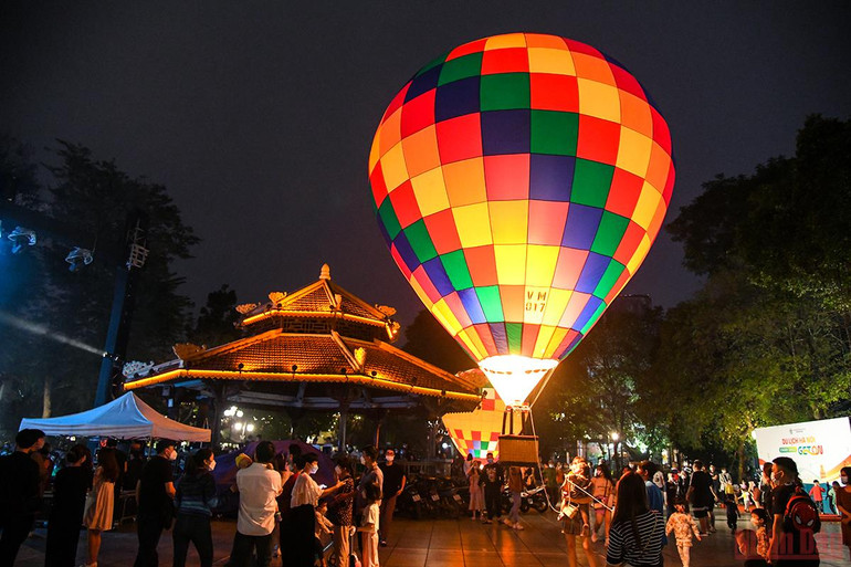 Người Hà Nội vui thích với Lễ hội khinh khí cầu -0