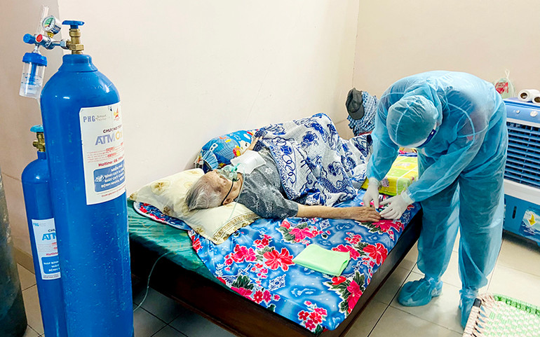 Các tình nguyện viên giao bình oxy cho F0 tại quận 7, TP Hồ Chí Minh. Ảnh: MẠNH LINH Giải bài toán năng lực sản xuất, cung ứng oxy y tế -0