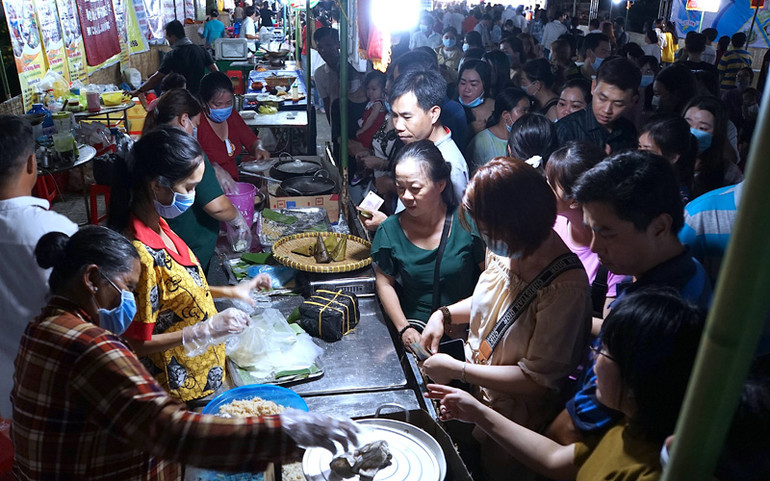 Đông đảo thực khách quay quanh các quầy hàng chờ tới lượt thưởng thức bánh dân gian. “Cháy hàng” Ngày hội bánh dân gian ở Cà Mau -0