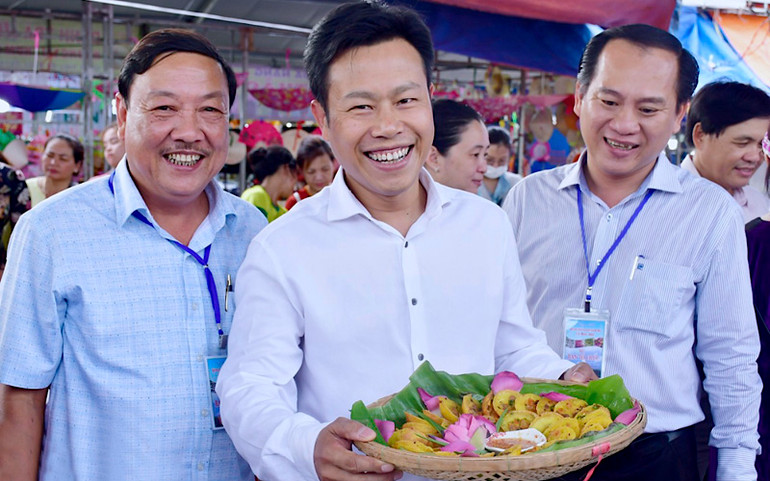 Lãnh đạo tỉnh Cà Mau đến thưởng thức bánh dân gian vào chiều 20-4. “Cháy hàng” Ngày hội bánh dân gian ở Cà Mau -0
