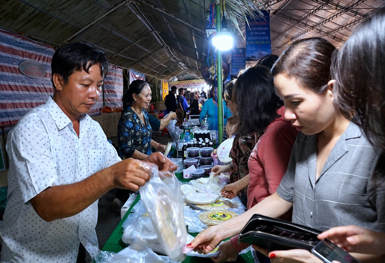 Các quầy giải khát, quà gánh lưu niệm tại Ngày hội bánh dân gian ở Cà Mau hút khách. “Cháy hàng” Ngày hội bánh dân gian ở Cà Mau -0